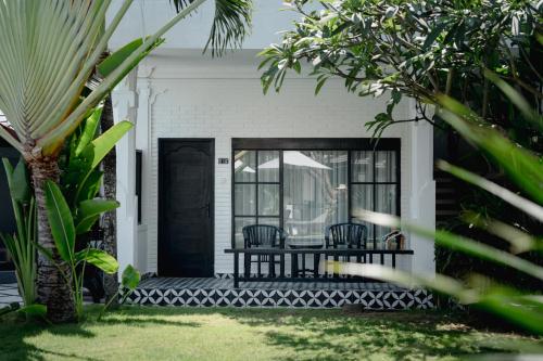 Deluxe Double or Twin Room with Pool View image 10