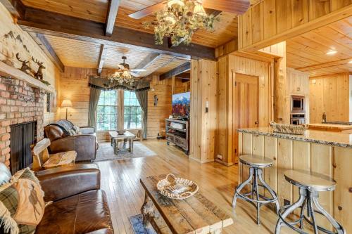 Log Lodge Mountain View Hot tub Dog Friendly in Woodland Park, USA