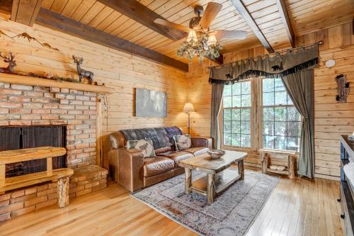 Log Lodge Mountain View Hot tub Dog Friendly in Woodland Park, USA