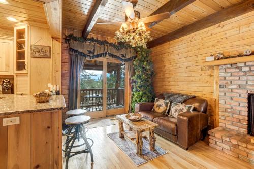Log Lodge Mountain View Hot tub Dog Friendly in Woodland Park, USA