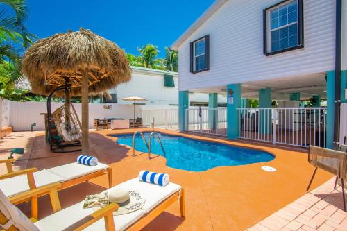 Tiki Time! Pool-tiki Hut-kayaks-grill-ocean View! in Marathon, USA