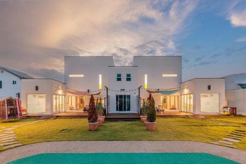 Gyeongju Macaron Kids Pool Villa Pension