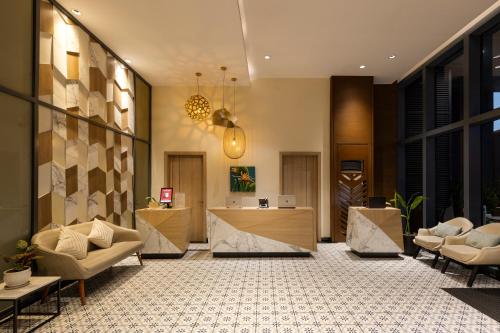 Lobby, Summit Hotel Greenhills near Cardinal Santos Medical Center