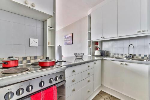 廚房, The Scenic Disa Park Apartment, Table Mountain, City & Ocean views in 維里德荷克