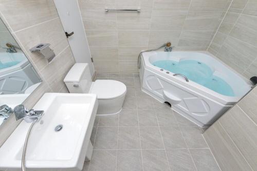 room detail thumbnail 2