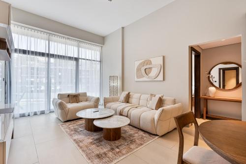 Modern 2 BR Apartment near Dubai Butterfly Garden, Dubái