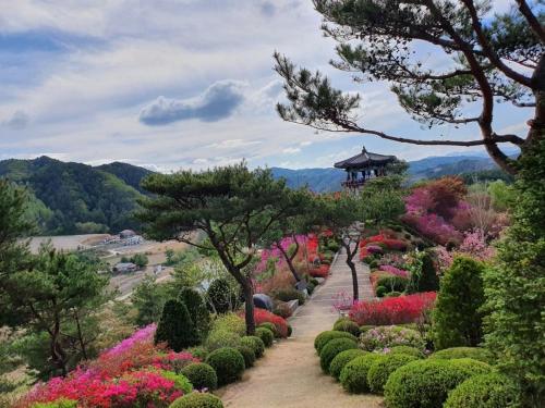 Hongcheon Yongho River Pension