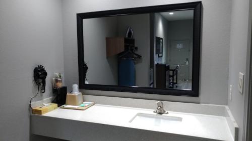 LiV Inn & Suites Houston 4