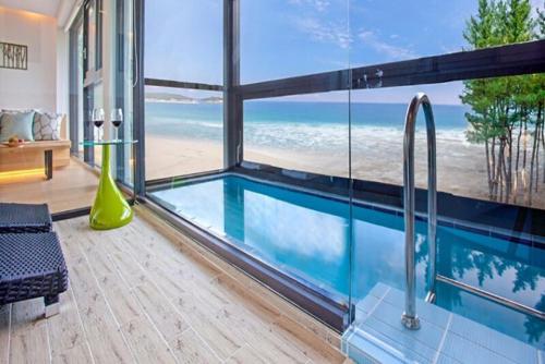 Gosung La Henne Pull Villa J in Jugwang-myeon