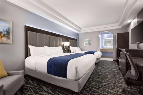 Days Inn & Suites by Wyndham Houston Hobby Airport - image 2