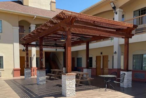 Facilities, Days Inn by Wyndham Humble/Houston Intercontinental Airport in Humble