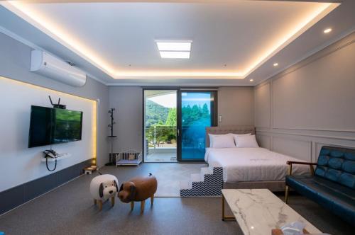 room detail thumbnail 2