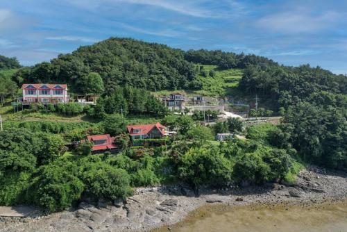 Badawiae Tongnamu Pension in Hwayang-myeon