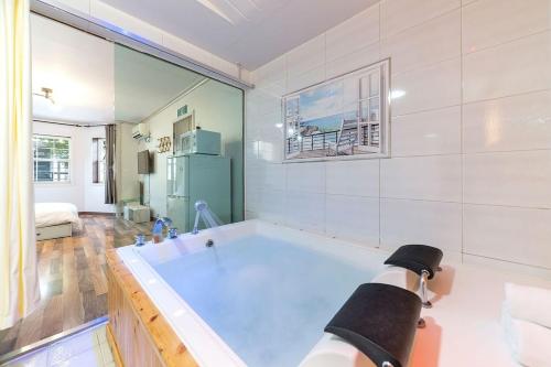 room detail thumbnail 2