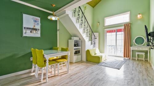 room detail thumbnail 2