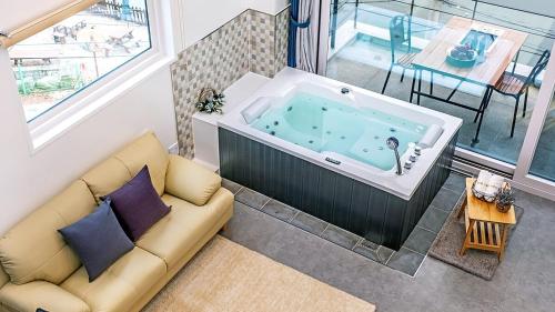 room detail thumbnail 2