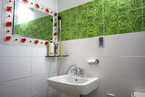 room detail thumbnail 2