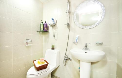 room detail thumbnail 2