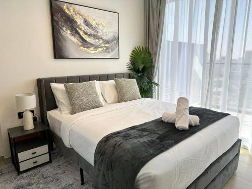 Elegant 1br Escape Jvc Pool & Balcony Access, Dubai (foto 2)