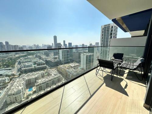 Elegant 1br Escape Jvc Pool & Balcony Access, Dubai (foto 4)