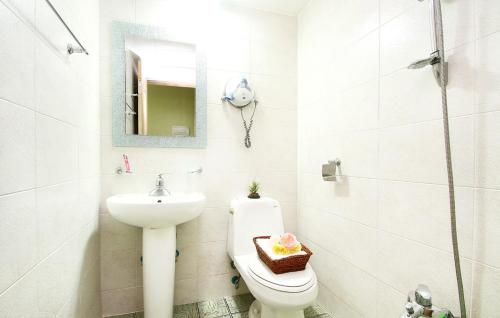 room detail thumbnail 2