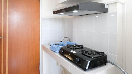 Kitchen, Best Comfy Studio at Puncak Kertajaya By Travelio near Technology Institute of Sepuluh November - ITS
