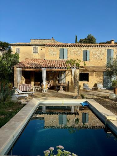 Maison de charme avec piscine in Simiane-la-Rotonde