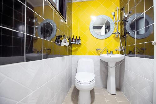 room detail thumbnail 2