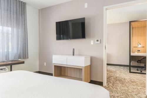 Comfort Suites - image 6