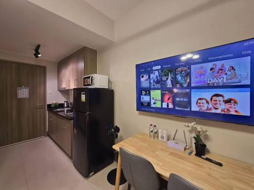 1BR Condotel with Balcony at FAME Residences #FM62, Manille