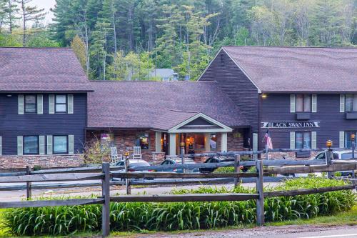 The Black Swan Lee - Lenox, Ascend Hotel Collection in Lee, USA