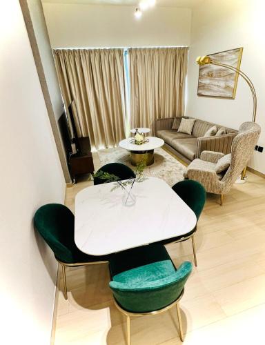 Modern Luxury Fully Furnished 1BH Apartment in Binghatt Emerald JVC - Easy Access to JBR, Circle Mall & Dubai Hills Mall, Dubaï (photo 9)