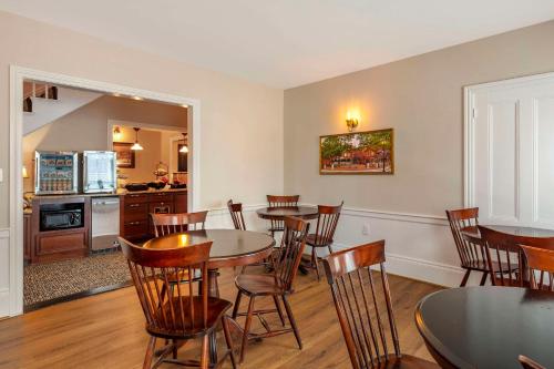 616837726 Essex Street Inn & Suites, Ascend Hotel Collection