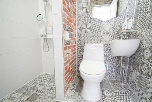 room detail thumbnail 2