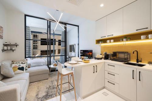 UrbanHomes - Cozy Spacious Exceptional Studio in Heart of Dubai at JVC, Dubai