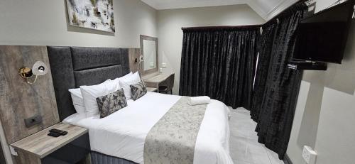 Standard Double Room image 10