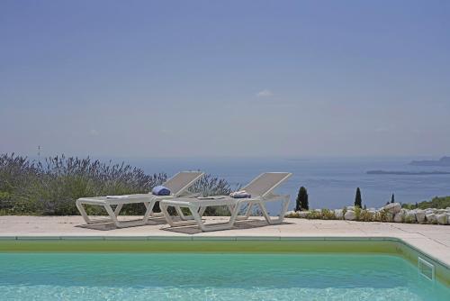 Apartment with Lake View