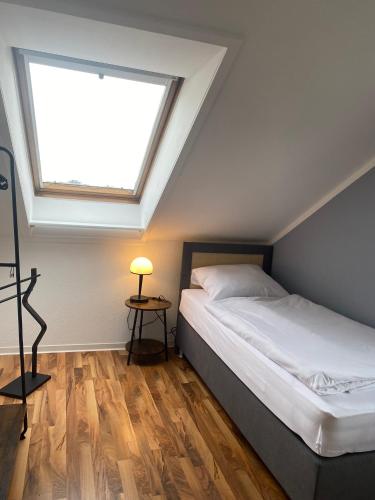 Komfortables Apartment, Ihr Zuhause auf Zeit mit 3 Schlafzimmern, 2 Balkonen, Netflix & 24h Check-In in Radefeld, Deutschland