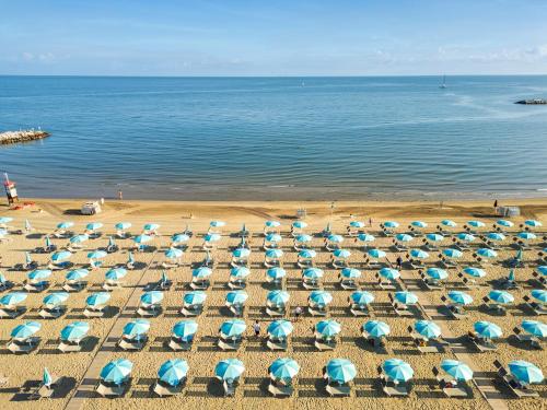 Camera tripla, superior, vista sul mare