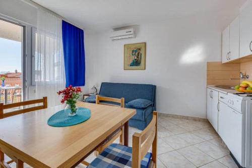 One-Bedroom Apartment with Sea View image 6