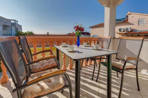 One-Bedroom Apartment with Sea View image 8