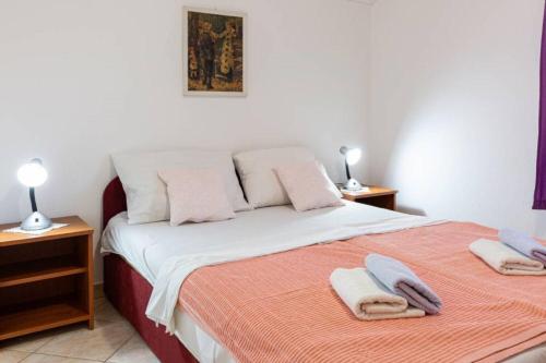 Classic One-Bedroom Apartment image 3
