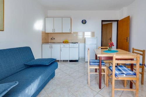 One-Bedroom Apartment with Sea View image 4
