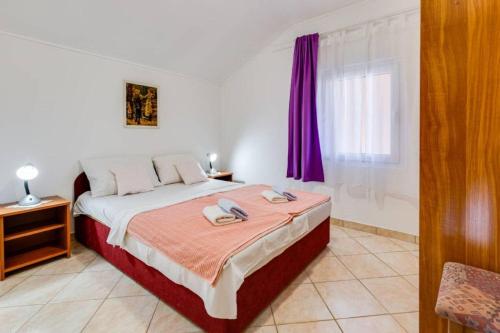 Classic One-Bedroom Apartment image 2