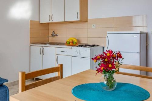 One-Bedroom Apartment with Sea View image 5