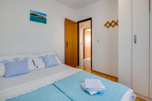 One-Bedroom Apartment with Sea View image 3
