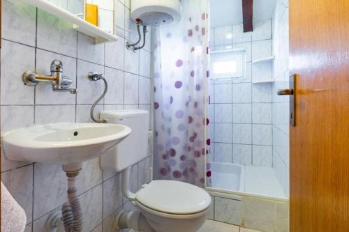 Classic One-Bedroom Apartment image 1