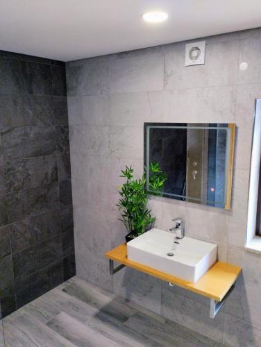 ห้องน้ำ, R3 Service Casa do Pomar in คารามูโล