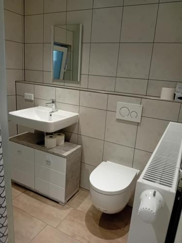 浴室, Zur weissen Taube Haus 2 Große Monteurs und Handwerkerwohnung nahe Berlin und Brandenburg in 貝利茨