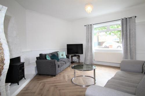 Whitley Bay House Sleeps 6 with Garden in Seaton Delaval